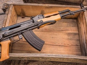 ak-47-s 突击步枪，稳定性强、易于操作，是世界上使用最广泛的武器之一