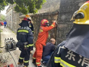 海棠文玩具卡被卡后找消防员帮忙脱险