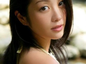 小向まな美是日本女演员，参演过多部电影、电视剧和综艺节目，请问你需要的是关于她的哪方面产品介绍呢？